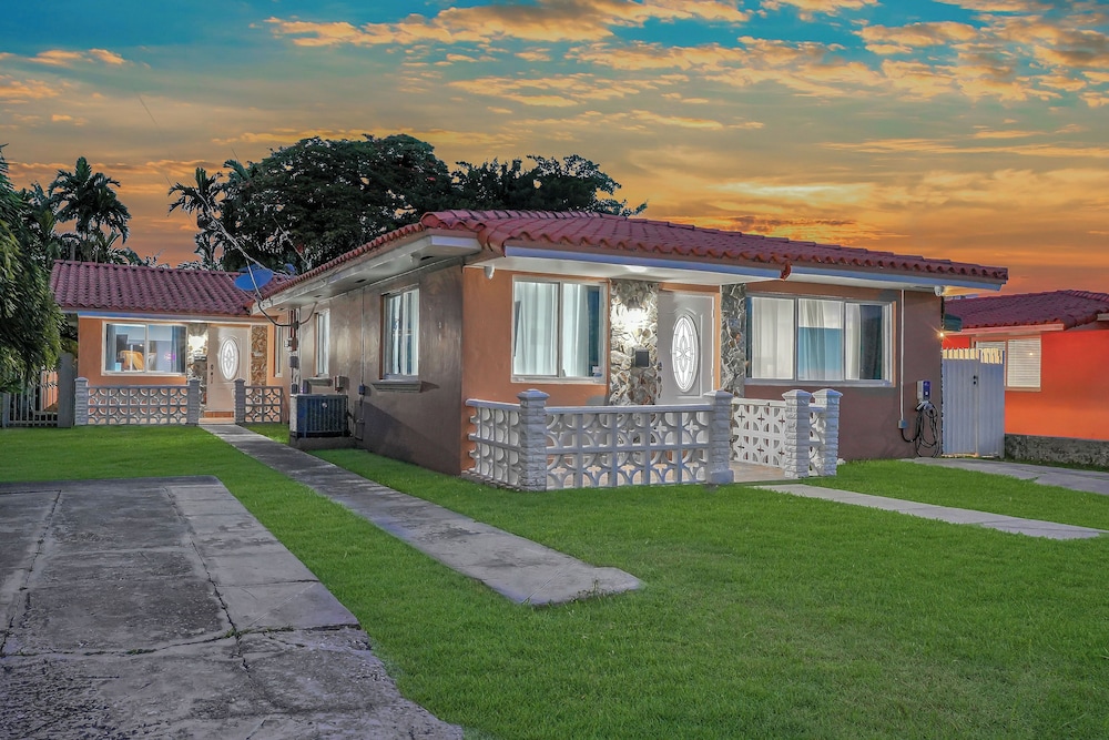 Unique Escape GameRoom! Bar, BBQ, Spacious, and Near Beach — photo 4