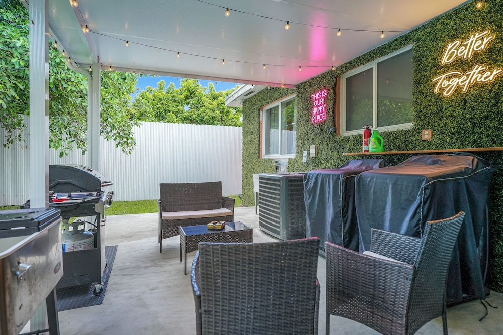 Unique Escape GameRoom! Bar, BBQ, Spacious, and Near Beach — photo 6