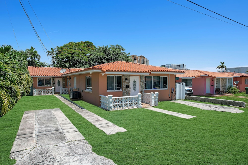 Unique Escape GameRoom! Bar, BBQ, Spacious, and Near Beach — photo 2