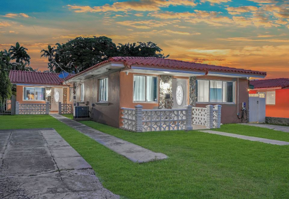 Unique Escape GameRoom! Bar, BBQ, Spacious, and Near Beach